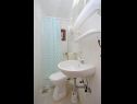 Apartementen Dane - 30m from the sea: A1(4+1), A2(4+1), A3(3+2), A4(2+3) Okrug Gornji - Eiland Ciovo  - Appartement - A3(3+2): badkamer met toilet