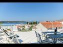 Apartementen Bozo - amazing terrace and sea view: A1(4) Okrug Gornji - Eiland Ciovo  - terras (huis en omgeving)