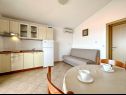 Apartementen Mari - 150 m from sea: A1(2+1), A2(2+1), A3(2+1), A4(2+1) Okrug Gornji - Eiland Ciovo  - Appartement - A1(2+1): keuken en eetkamer