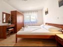 Apartementen Mari - 150 m from sea: A1(2+1), A2(2+1), A3(2+1), A4(2+1) Okrug Gornji - Eiland Ciovo  - Appartement - A2(2+1): slaapkamer