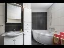 Apartementen Eli - 70m from the beach: A1(4) Okrug Gornji - Eiland Ciovo  - Appartement - A1(4): badkamer met toilet