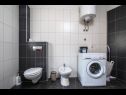 Apartementen Eli - 70m from the beach: A1(4) Okrug Gornji - Eiland Ciovo  - Appartement - A1(4): badkamer met toilet