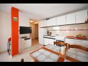 Apartementen Mihovilovic - 50 m from beach: A1(4), A2(6+1), A3(4+2), A4(2+1) Slatine - Eiland Ciovo  - Appartement - A1(4): keuken en eetkamer