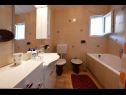 Apartementen Mihovilovic - 50 m from beach: A1(4), A2(6+1), A3(4+2), A4(2+1) Slatine - Eiland Ciovo  - Appartement - A2(6+1): badkamer met toilet
