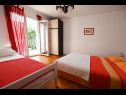 Apartementen Mihovilovic - 50 m from beach: A1(4), A2(6+1), A3(4+2), A4(2+1) Slatine - Eiland Ciovo  - Appartement - A2(6+1): slaapkamer