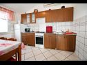 Apartementen Mihovilovic - 50 m from beach: A1(4), A2(6+1), A3(4+2), A4(2+1) Slatine - Eiland Ciovo  - Appartement - A3(4+2): keuken en eetkamer
