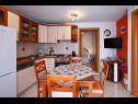 Apartementen Mihovilovic - 50 m from beach: A1(4), A2(6+1), A3(4+2), A4(2+1) Slatine - Eiland Ciovo  - Appartement - A4(2+1): keuken en eetkamer