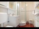 Apartementen en kamers Villa Bouganvillea - sea view & garden: A1 Deluxe (2+1), A2 Superior (2+1), A3 Comfort (2+1), A4 Premium (2+1), R1 Deluxe (2), R2 Comfort (2) Mlini - Riviera Dubrovnik  - Kamer - R1 Deluxe (2): badkamer met toilet