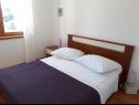 Apartementen Dioniza - 150 m from beach: A1(2+2), A2(3), A3(2+2) Jelsa - Eiland Hvar  - Appartement - A1(2+2): slaapkamer