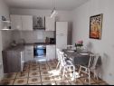 Apartementen Dioniza - 150 m from beach: A1(2+2), A2(3), A3(2+2) Jelsa - Eiland Hvar  - Appartement - A1(2+2): keuken en eetkamer