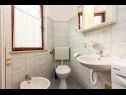 Apartementen Mir - 50m from the sea A1(2+2), A2(2+1), A3(2), A4(4+2), A5(2+2) Fazana - Istrië  - Appartement - A1(2+2): badkamer met toilet