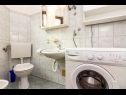 Apartementen Mir - 50m from the sea A1(2+2), A2(2+1), A3(2), A4(4+2), A5(2+2) Fazana - Istrië  - Appartement - A1(2+2): badkamer met toilet