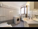 Apartementen Mir - 50m from the sea A1(2+2), A2(2+1), A3(2), A4(4+2), A5(2+2) Fazana - Istrië  - Appartement - A4(4+2): badkamer met toilet