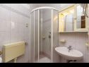 Apartementen Mir - 50m from the sea A1(2+2), A2(2+1), A3(2), A4(4+2), A5(2+2) Fazana - Istrië  - Appartement - A4(4+2): badkamer met toilet