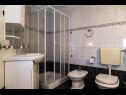 Apartementen Mir - 50m from the sea A1(2+2), A2(2+1), A3(2), A4(4+2), A5(2+2) Fazana - Istrië  - Appartement - A5(2+2): badkamer met toilet