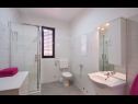 Apartementen Svjetlana SA1(2+1), SA2(2+1), SA3(2) Pula - Istrië  - Studio-appartment - SA1(2+1): badkamer met toilet