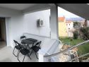Apartementen PAna - 150 m from sea : A1(4), A2(4), A3(4), A4(4) Silo - Eiland Krk  - Appartement - A3(4): balkon (huis en omgeving)