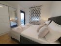 Apartementen Villa Esse - heated pool & seaview: A1(2+2), A2(4+2), A3(2+2), A4(4+2), A5(2+2) Baska Voda - Riviera Makarska  - Appartement - A4(4+2): slaapkamer