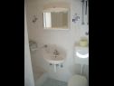 Apartementen Josip II - 150 m from beach with free parking: SA4(2+1), SA5(3), A6(4) Baska Voda - Riviera Makarska  - Studio-appartment - SA4(2+1): badkamer met toilet