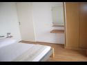 Apartementen Josip II - 150 m from beach with free parking: SA4(2+1), SA5(3), A6(4) Baska Voda - Riviera Makarska  - Appartement - A6(4): slaapkamer