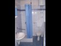 Apartementen Josip II - 150 m from beach with free parking: SA4(2+1), SA5(3), A6(4) Baska Voda - Riviera Makarska  - Appartement - A6(4): badkamer met toilet