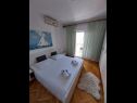 Apartementen Josip - 150 m from beach with free parking A1(3), A2(5), A3(2+2) Baska Voda - Riviera Makarska  - Appartement - A3(2+2): slaapkamer