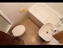 Apartementen Miljko - 80 m from beach: A1(6), SA2(2), A10(4+1), A11(2+2) Brela - Riviera Makarska  - badkamer met toilet