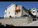 Apartementen en kamers Led - near sea: SA1(2), A2(2+2), A3(2+2), R4(2), R5(2), A6(2+1), A7(2+2) Brela - Riviera Makarska  - huis