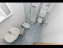 Apartementen Miljko - 80 m from beach: A1(6), SA2(2), A10(4+1), A11(2+2) Brela - Riviera Makarska  - Appartement - A1(6): badkamer met toilet