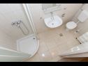 Apartementen Miljko - 80 m from beach: A1(6), SA2(2), A10(4+1), A11(2+2) Brela - Riviera Makarska  - Studio-appartment - SA2(2): badkamer met toilet