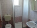  Maza - with seaview & parking: R1(2+1), R2(2) Brela - Riviera Makarska  - Kamer - R1(2+1): badkamer met toilet