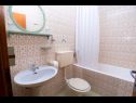 Apartementen en kamers Hope - 30m to the sea & seaview: R1(3), R3(3), A2(3), A4(4) Brela - Riviera Makarska  - Kamer - R3(3): badkamer met toilet