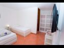 Apartementen en kamers Hope - 30m to the sea & seaview: R1(3), R3(3), A2(3), A4(4) Brela - Riviera Makarska  - Appartement - A2(3): slaapkamer