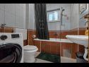 Apartementen Anka - amazing location: SA1(3), SA2(4), SA3(4), SA4(2+2), SA5(2+2), SA6(2), SA7(4), A8(4+2), SA9(2+1), SA10(2), A11(2+2), SA13(4) Brela - Riviera Makarska  - Appartement - A8(4+2): badkamer met toilet