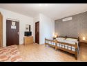 Apartementen More - 60m from the sea: A1 Citron(2+2), A2 Mateo(4+1), A3 Sime(2+2), A4 Dino(2+1), A5 Dijana(2+2) Brist - Riviera Makarska  - Appartement - A4 Dino(2+1): slaapkamer