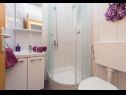 Apartementen Ivi - 100 m from pebble beach: A1(2+2), A2(2+2), A3(2+2), A4(4+4), A5(2+2) Drasnice - Riviera Makarska  - Appartement - A5(2+2): badkamer met toilet