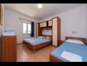 Apartementen Ruzica - with sea view: A1 - plavi(3+2), A2 - (2+2), A3 - zuti(3+2) Igrane - Riviera Makarska  - Appartement - A1 - plavi(3+2): slaapkamer