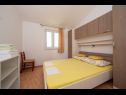 Apartementen Ruzica - with sea view: A1 - plavi(3+2), A2 - (2+2), A3 - zuti(3+2) Igrane - Riviera Makarska  - Appartement - A3 - zuti(3+2): slaapkamer
