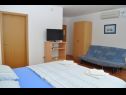 Apartementen Ivi - big parking and courtyard SA2(3), SA4(2+1), SA3(2+1), SA5(2+1), SA6(2+1) Makarska - Riviera Makarska  - Studio-appartment - SA4(2+1): slaapkamer