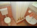 Apartementen Ivi - big parking and courtyard SA2(3), SA4(2+1), SA3(2+1), SA5(2+1), SA6(2+1) Makarska - Riviera Makarska  - Studio-appartment - SA6(2+1): badkamer met toilet