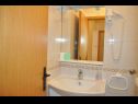 Apartementen en kamers Ljuba - 130 meter from sea SA1(2), SA2(2+1), SA6(2+1), A4(2+1), R3(2+1), R7(2+1) Makarska - Riviera Makarska  - Studio-appartment - SA1(2): badkamer met toilet