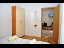Apartementen en kamers Ljuba - 130 meter from sea SA1(2), SA2(2+1), SA6(2+1), A4(2+1), R3(2+1), R7(2+1) Makarska - Riviera Makarska  - Appartement - A4(2+1): slaapkamer
