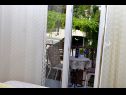 Apartementen en kamers Ljuba - 130 meter from sea SA1(2), SA2(2+1), SA6(2+1), A4(2+1), R3(2+1), R7(2+1) Makarska - Riviera Makarska  - Appartement - A4(2+1): uitzicht vanuit het raam