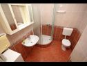 Apartementen en kamers JoviZe - free parking R1(2+1), R2(2+1), R3(2), A4(2+2), A5(2+2), A6(2+2), SA7(2) Makarska - Riviera Makarska  - Appartement - A6(2+2): badkamer met toilet