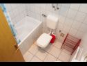 Apartementen Ruza - sea view: A1(4), A2(4), A4(3+2), SA5(2), SA6(2+1), SA7(2), A8(2+2) Makarska - Riviera Makarska  - Appartement - A1(4): badkamer met toilet