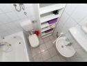 Apartementen Ruza - sea view: A1(4), A2(4), A4(3+2), SA5(2), SA6(2+1), SA7(2), A8(2+2) Makarska - Riviera Makarska  - Appartement - A2(4): badkamer met toilet
