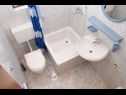 Apartementen Ruza - sea view: A1(4), A2(4), A4(3+2), SA5(2), SA6(2+1), SA7(2), A8(2+2) Makarska - Riviera Makarska  - Studio-appartment - SA5(2): badkamer met toilet