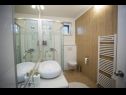 Apartementen Palmina - comfort apartment: A1 veliki (6),  A2 žuti (4+1), A3 lila (2), SA4 bijeli (2) Makarska - Riviera Makarska  - Appartement - A1 veliki (6): badkamer met toilet