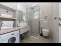 Apartementen Mari - 40m from the beach: A1(4+2) , A2(2+2), A3(2+2), A4(2+2), A5(2+2), A6(4+2) Makarska - Riviera Makarska  - Appartement - A1(4+2) : badkamer met toilet
