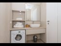 Apartementen Mari - 40m from the beach: A1(4+2) , A2(2+2), A3(2+2), A4(2+2), A5(2+2), A6(4+2) Makarska - Riviera Makarska  - Appartement - A3(2+2): badkamer met toilet